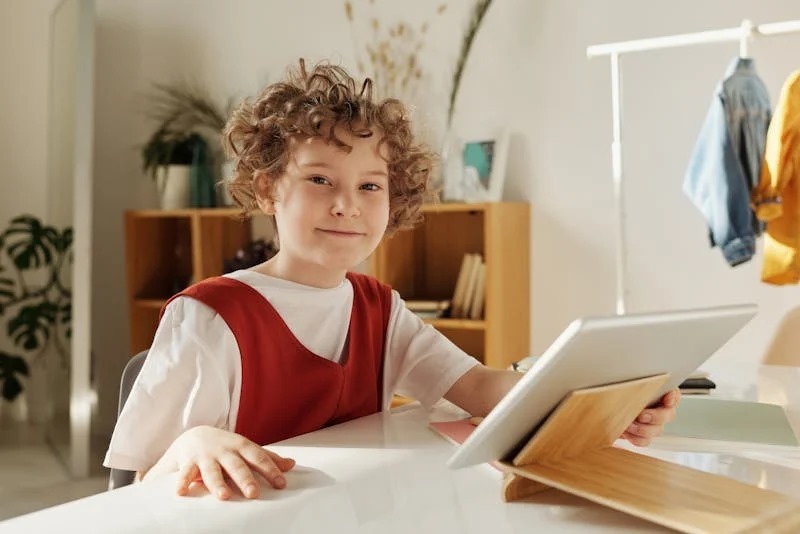 fille avec une tablette caa